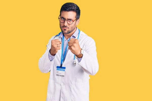 Giovane Uomo Ispanico Indossando Uniforme Medico Stetoscopio Pronto Combattere Con — Foto Stock