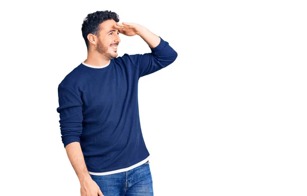 Homem Hispânico Jovem Vestindo Roupas Casuais Muito Feliz Sorrindo Olhando — Fotografia de Stock