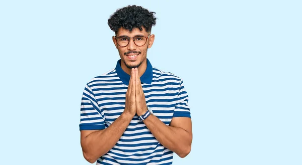 Joven Árabe Vestido Con Ropa Casual Gafas Rezando Con Las — Foto de Stock