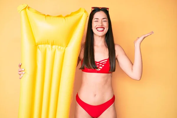 Jovem Mulher Branca Bonita Vestindo Biquíni Segurando Flutuador Celebrando Vitória — Fotografia de Stock