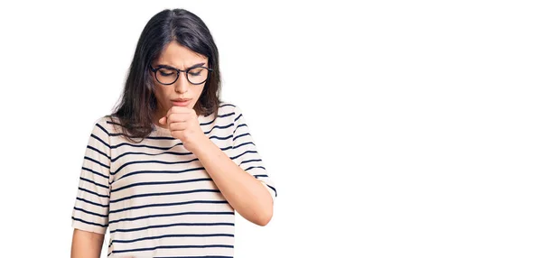 Chica Adolescente Morena Que Usa Ropa Casual Gafas Sintiéndose Mal —  Fotos de Stock