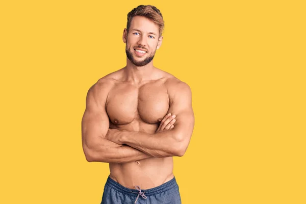 Jovem Caucasiano Sem Camisa Rosto Feliz Sorrindo Com Braços Cruzados — Fotografia de Stock