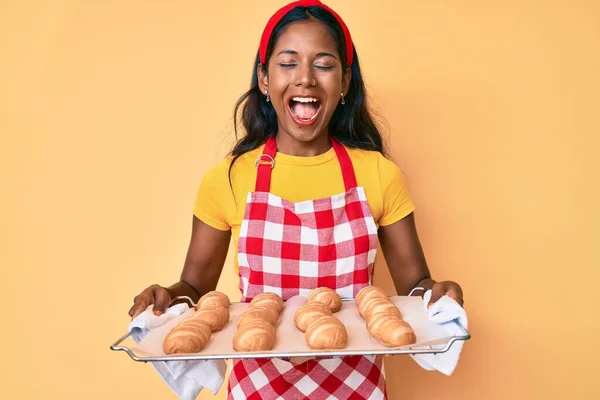 Ung Indian Flicka Bär Bagare Uniform Håller Hembakat Bröd Ler — Stockfoto