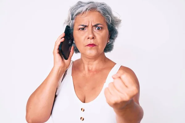 Senior Hispano Gris Mujer Pelo Teniendo Conversación Hablando Teléfono Inteligente — Foto de Stock