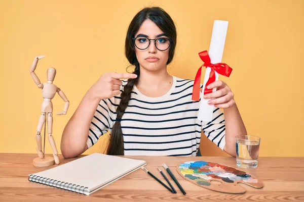 Brunette Adolescente Artiste Fille Titulaire Diplôme Peintre Détendue Avec Une — Photo