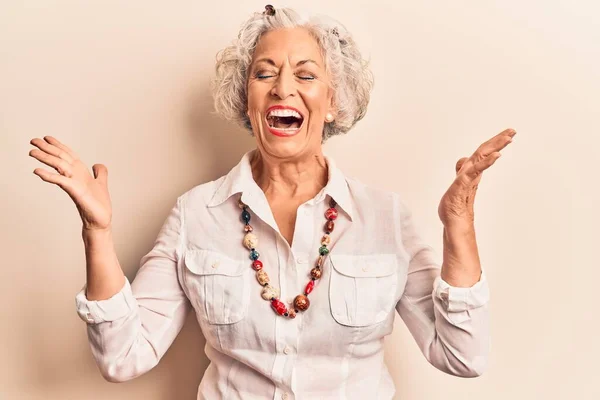 Ältere Grauhaarige Frau Lässiger Kleidung Feiert Verrückt Und Erfolgsverrückt Mit — Stockfoto