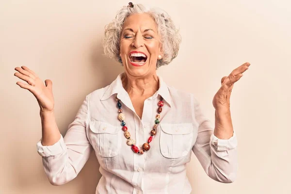 Donna Anziana Dai Capelli Grigi Indossa Abiti Casual Che Celebrano — Foto Stock