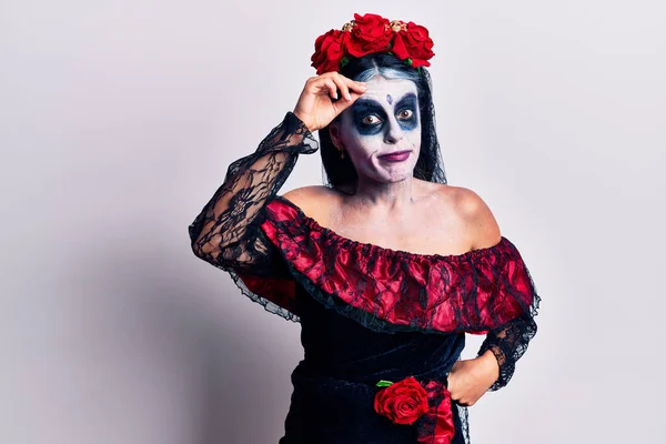 Mujer Joven Vistiendo Día Mexicano Del Maquillaje Muerto Preocupada Estresada — Foto de Stock