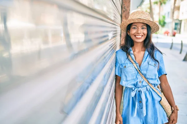 Jovem Bela Mulher Indiana Inclinada Parede Sorrindo Feliz Para Cidade — Fotografia de Stock