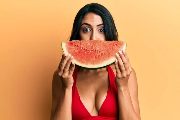 Hermosa Mujer Hispana Poniendo Rebanada Sandía Como Sonrisa Divertida Soplando —  Fotos de Stock