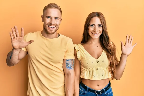 Casal Jovem Namorada Namorado Abraçando Juntos Mostrando Apontando Para Cima — Fotografia de Stock