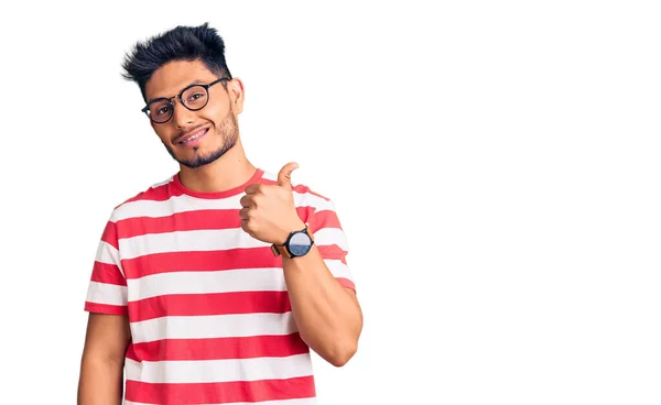 Snygg Latinamerikansk Ung Man Klädd Vardagskläder Och Glasögon Gör Glada — Stockfoto