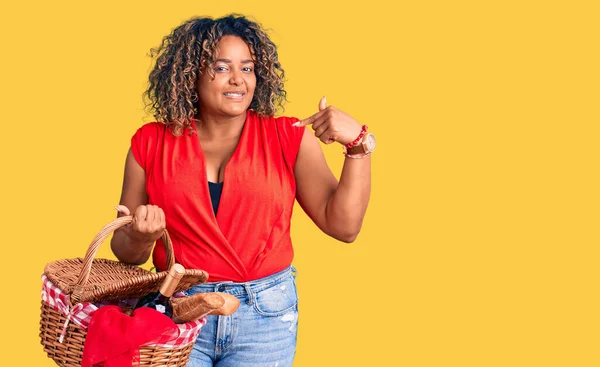 Νεαρή Αφροαμερικάνα Συν Μέγεθος Γυναίκα Κρατώντας Καλάθι Πικνίκ Λυγαριά Ψωμί — Φωτογραφία Αρχείου