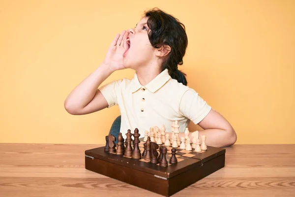 Schattig Latijns Amerikaans Kind Dat Schaak Speelt Tafel Schreeuwend Schreeuwend — Stockfoto