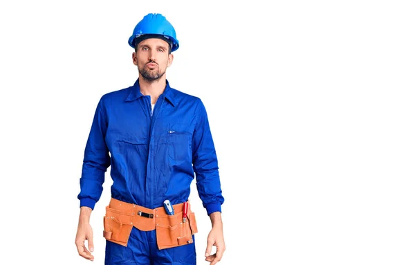 Jovem Homem Bonito Vestindo Uniforme Trabalhador Chapéu Duro Olhando Para — Fotografia de Stock