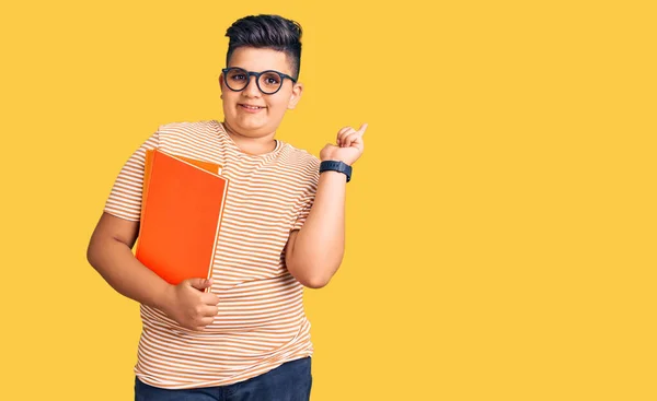 Kleiner Junge Mit Buch Der Hand Brille Fröhlich Mit Einem — Stockfoto