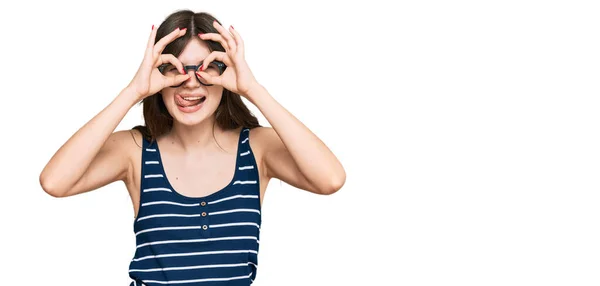 Menina Branca Bonita Nova Vestindo Roupas Casuais Óculos Fazendo Gesto — Fotografia de Stock