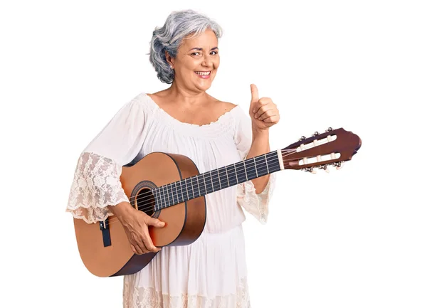 Mujer Mayor Con Pelo Gris Tocando Guitarra Clásica Sonriendo Feliz —  Fotos de Stock