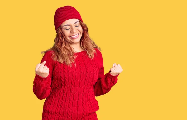 Jovem Mulher Latina Vestindo Roupas Casuais Muito Feliz Animado Fazendo — Fotografia de Stock