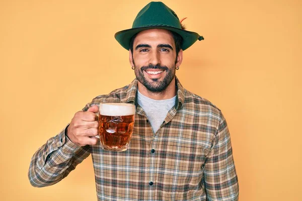 Красивый Латиноамериканец Бородой Шляпе Октоберфест Пьющий Пиво Выглядящее Позитивно Счастливо — стоковое фото