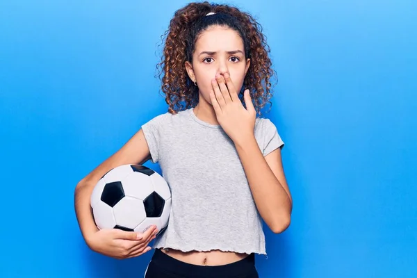 Kıvırcık Saçlı Futbol Topu Tutan Ağzı Ağızla Kapalı Şok Olmuş — Stok fotoğraf