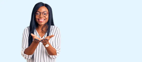 Mujer Afroamericana Joven Vestida Con Ropa Casual Gafas Sonriendo Con —  Fotos de Stock