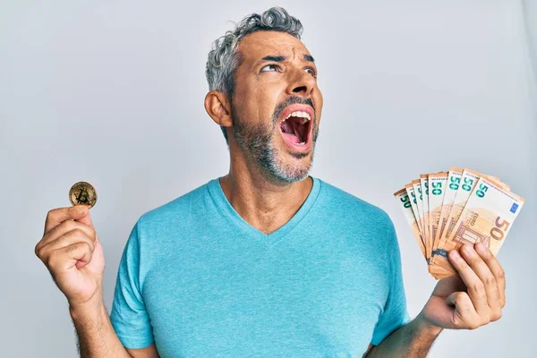 Orta Yaşlı Kır Saçlı Elinde Avroluk Banknotlar Bitcoin Tutan Kızgın — Stok fotoğraf
