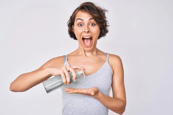 Mujer Hispana Joven Usando Gel Desinfectante Manos Celebrando Loco Sorprendido —  Fotos de Stock