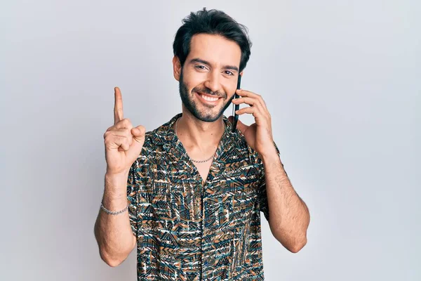 Mladý Hispánec Který Baví Chytrém Telefonu Usmívá Nápadem Nebo Otázkou — Stock fotografie