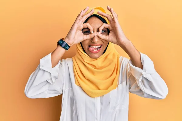 Mulher Árabe Morena Jovem Vestindo Tradicional Lenço Islâmico Hijab Fazendo — Fotografia de Stock