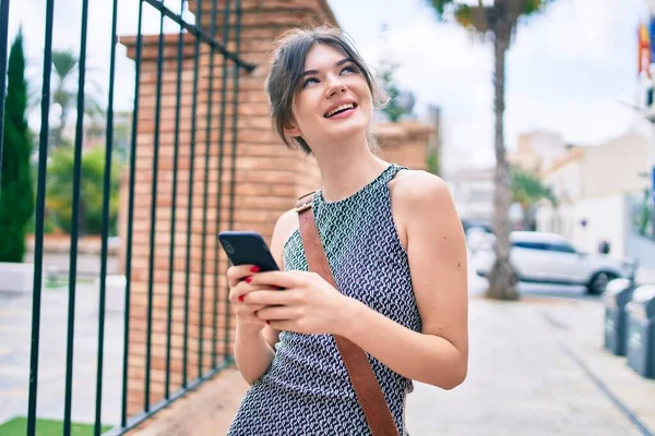 Jovem Mulher Negócios Caucasiana Sorrindo Feliz Usando Smartphone Cidade — Fotografia de Stock