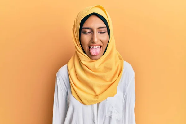 Junge Brünette Araberin Mit Traditionellem Islamischen Hijab Schal Der Die — Stockfoto