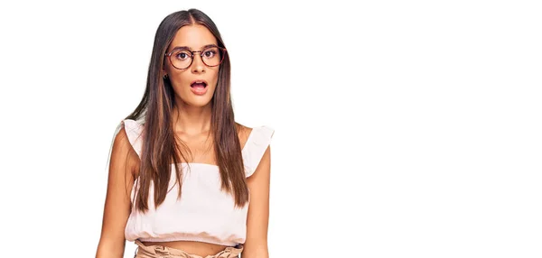 Ung Latinamerikansk Kvinna Klädd Casual Kläder Och Glasögon Chock Ansikte — Stockfoto
