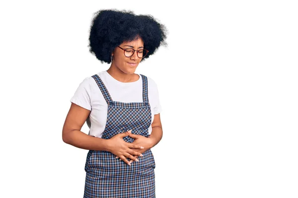 年轻的非洲裔美国女孩穿着便服 手放在肚子上 因为消化不良 痛苦不堪 疼痛的概念 — 图库照片