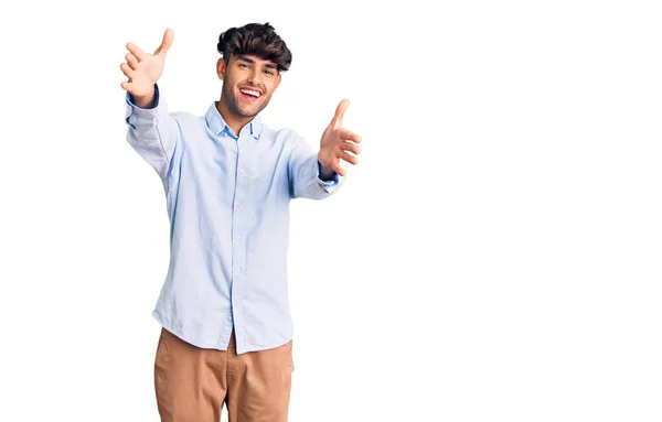 Jonge Spaanse Man Met Een Casual Shirt Die Glimlachend Naar — Stockfoto