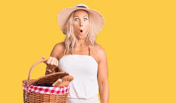 Blonde Frau Mittleren Alters Mit Sommermütze Und Picknickkorb Mit Brot — Stockfoto