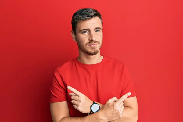 Schöner Kaukasischer Mann Lässigem Rotem Shirt Der Mit Den Fingern — Stockfoto