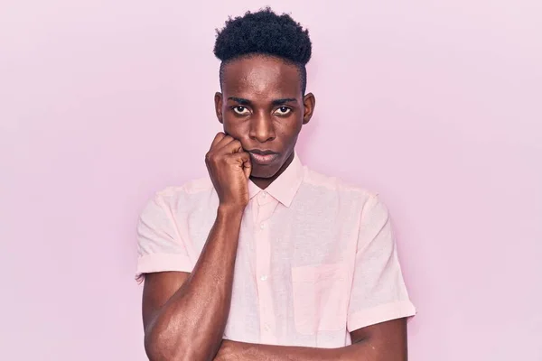 Joven Afroamericano Vestido Con Ropa Casual Pensando Que Cansado Aburrido — Foto de Stock