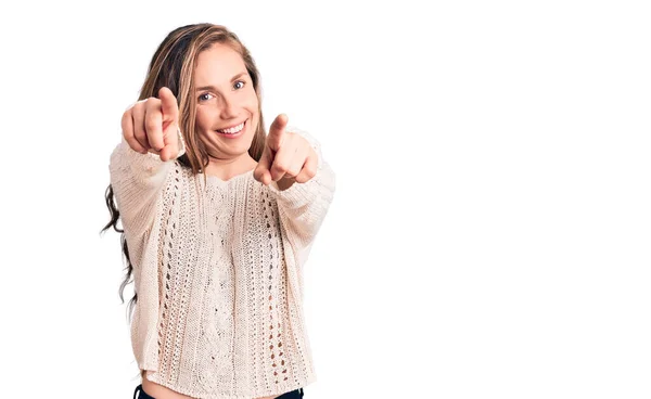 Junge Schöne Blonde Frau Lässigem Pullover Der Auf Dich Und — Stockfoto