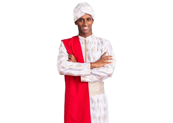 伝統的なシャーワニを身に着けているアフリカのハンサムな男は カメラを見て交差腕で笑顔服の幸せな顔を見た 正の人 — ストック写真