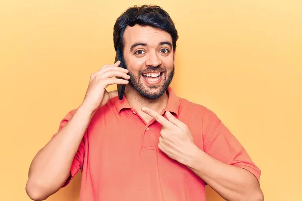 Genç Spanyol Adam Akıllı Telefondan Konuşuyor Gülümsüyor Elinle Parmağınla Işaret — Stok fotoğraf