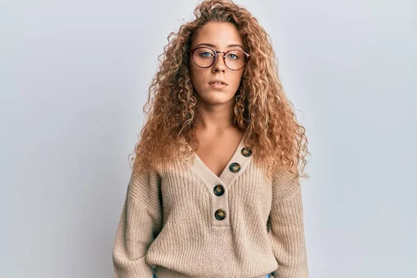 Hermosa Chica Adolescente Caucásica Con Ropa Casual Gafas Con Expresión —  Fotos de Stock