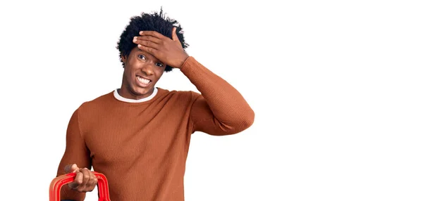 Bonito Homem Afro Americano Com Cabelo Afro Segurando Supermercado Cesta — Fotografia de Stock