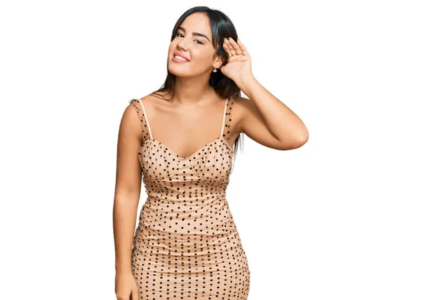 Menina Hispânica Bonita Nova Vestindo Vestido Festa Sexy Sorrindo Com — Fotografia de Stock