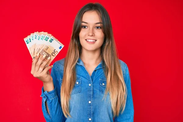 Hermosa Mujer Caucásica Sosteniendo Billetes Euros Que Parecen Positivos Felices — Foto de Stock