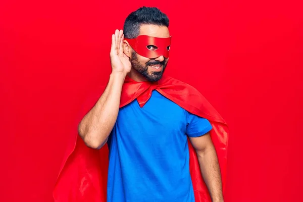 Jovem Hispânico Vestindo Traje Super Herói Sorrindo Com Mão Sobre — Fotografia de Stock