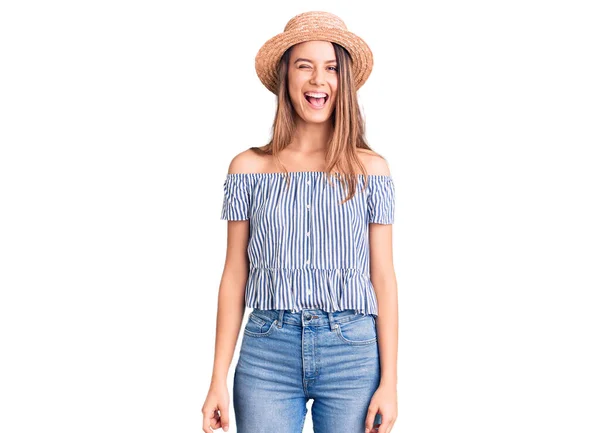 Joven Hermosa Chica Con Sombrero Camiseta Guiño Mirando Cámara Con — Foto de Stock