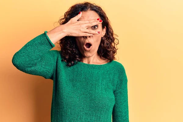 Orta Yaşlı Güzel Bir Kadın Sıradan Bir Süveter Giyiyor Şoka — Stok fotoğraf