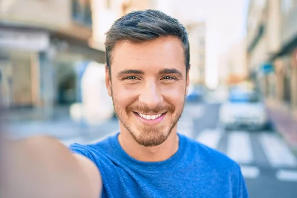 Genç Beyaz Adam Gülümsüyor Şehrin Kamerasında Selfie Çekerken Mutlu — Stok fotoğraf