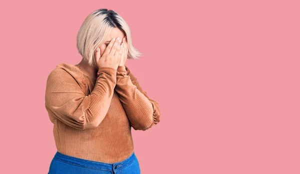 泣きながら手で顔を覆う悲しい表情でカジュアルなセーターを着た若いブロンドプラスサイズの女性 うつ病の概念 — ストック写真